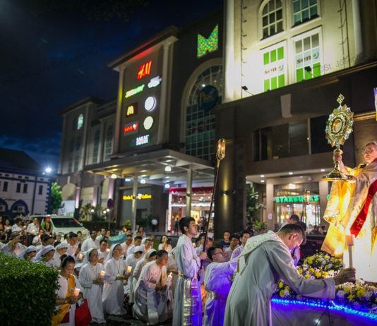 Archbishop Simon stops Corpus Christi procession to conduct Benediction service on the streets