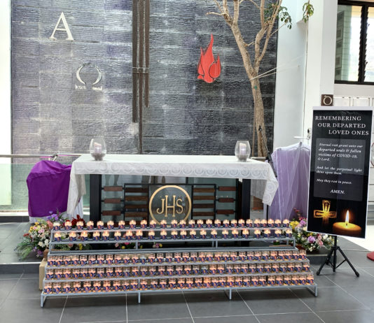 圣彼得堂骨灰楼代替亲人点蜡烛服务