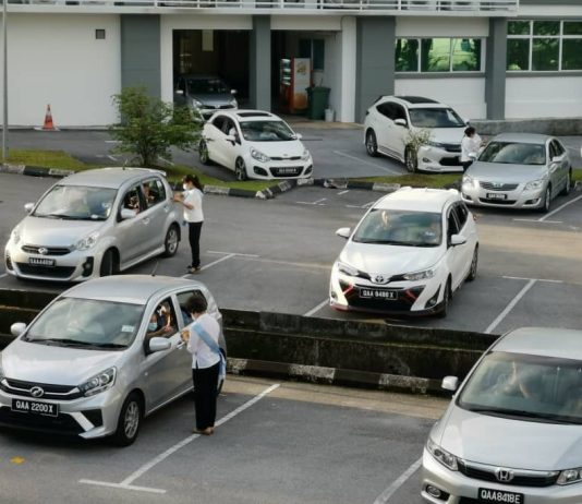 Katedral St Joseph lancar “Misa Tempat Letak Kereta” untuk warga Katolik yang berusia dan lemah