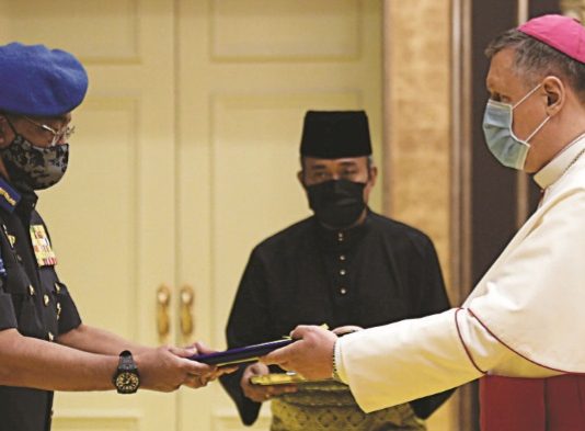 Duta Apostolik menyampaikan watikah kepada Agong