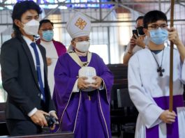 家人與司鐸兄弟告別蔡欽友神父