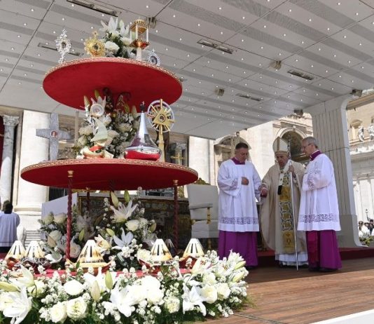 Pope at Canonization: Like new saints, let’s live God’s dream joyfully