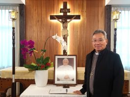 Uskup Agung Kuching beri penghormatan kepada Pope Benedict XVI