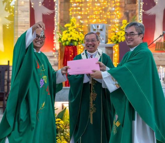 Fr Lazarus Swinie, Rektor Gereja St Theresa Serian