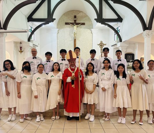 17 newly confirmed at St Peter’s Church Padungan