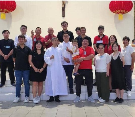 今年复活节,圣马尔谷堂共16人领入门圣事