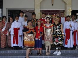 Misa Pentekosta dan Pemberkatan Gawai di Gereja Holy Trinity meriah dan berwarna-warni