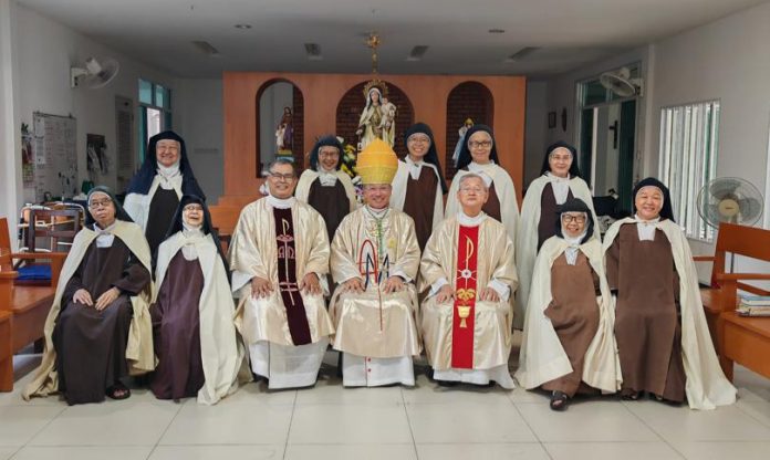 Archbishop Simon Poh, Archbishop Emeritus John Ha and Fr Eugene Maglasang, SDB with Carmelite Sisters after the Holy Mass