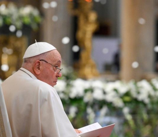 Pope Francis invokes Mary for the peace that comes from Christ