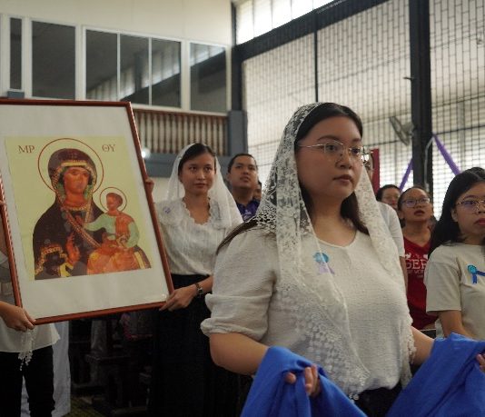 世代传承信仰:祈祷、庆祝与反思的周末