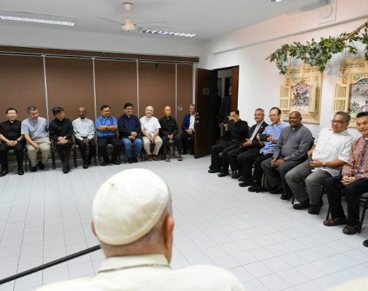 Pope discusses prayer and vocation with Jesuits in Singapore