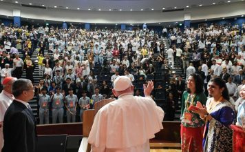 Pope calls Singaporean youth to unity during interreligious dialogue