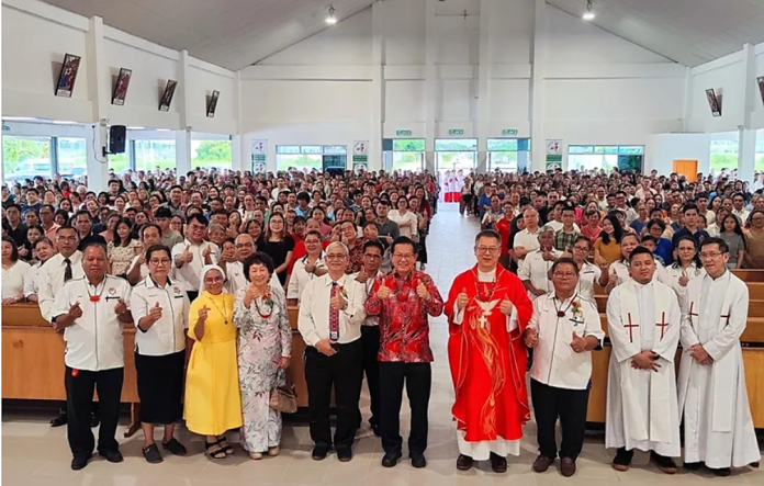 Dato Sri Lee Kim Shin (lima kanan) dan Uskup Richard Ng (empat kanan) bergambar bersama paderi dan umat. (Gambar: UKAS)