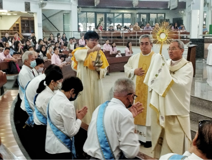 Archbishop Simon Poh blesses parishioners with the Blessed Sacrament, accompanied by parish rector Fr Leonard Yap, Sunday Mandarin Mass. (Photo- John Lai)