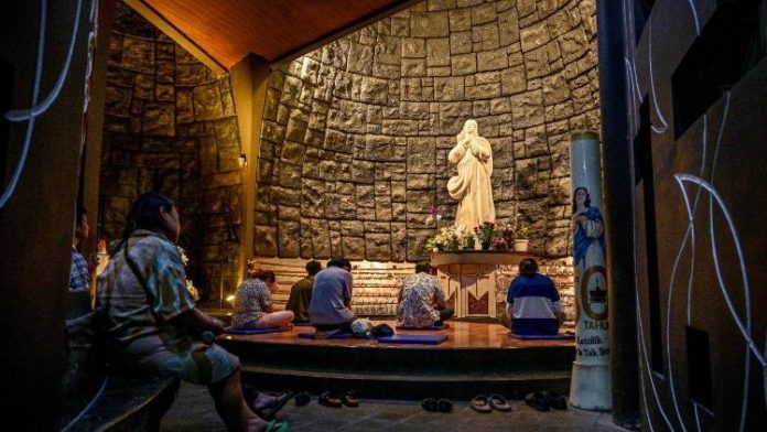 People attend a memorial service at Santa Maria Catholic Church in Surabaya on May 13, 2025 (AFP or licensors)