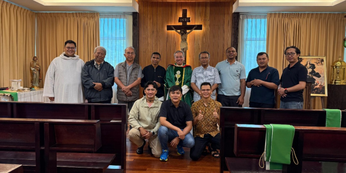 Welcome to Kuching…Formation team from Malang, Indonesia 1