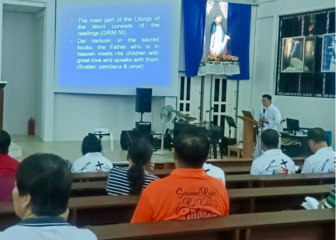 Sesi dikendalikan oleh Fr Henry Jimbey. - Foto- Angel Alphonsus