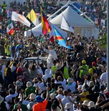 Pope to young people: Go beyond your comfort zones and build peace
