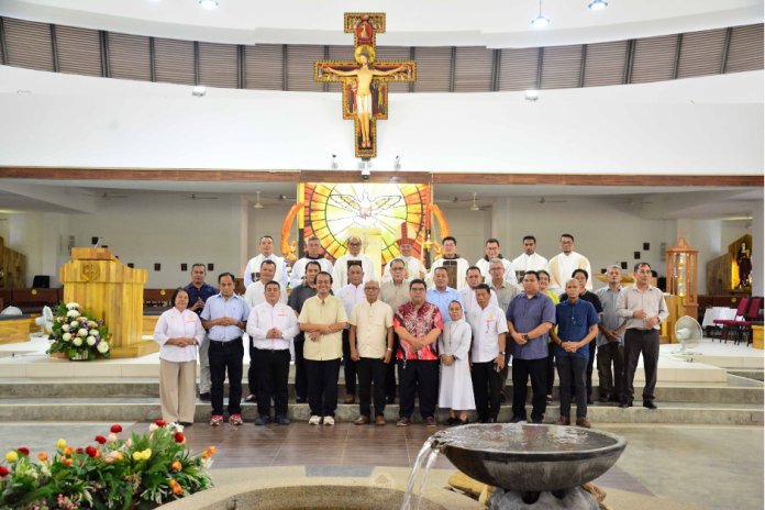 Katekis sepenuh masa di Keuskupan Agung Kuching bersama Uskup Agung Simon Poh (barisan belakang, empat kiri), paderi paroki, paderi dan diakon (barisan belakang). (Gambar: St Ann Media)
