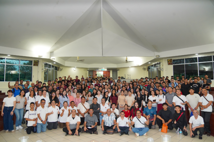 Group photo of participants together with the organising committee after the closing Mass of the Seminar Hidup Baru Dalam Roh at Sacred Heart Church, Kota Sentosa.