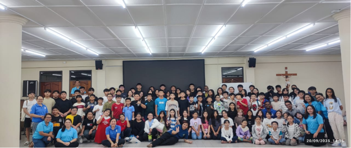 Group photo of students, seminarians, and teachers at the end of the retreat