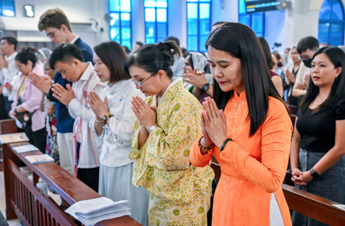 Representatives of various migrant communities pray during the Mass marking the 111th World Day of Migrants and Refugees at St. Anne’s Church in Singapore. (Photo: Sunday Examiner)