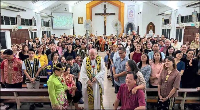 The Orang Ulu Community with Fr Albert Jacobse. (Photo- Aloysius Lawai Lau)