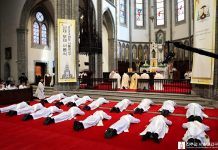 Amid a distracted age, pope urges young people to seek vocation in silence