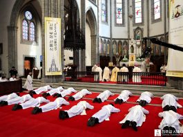 Amid a distracted age, pope urges young people to seek vocation in silence