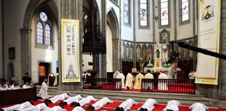 Amid a distracted age, pope urges young people to seek vocation in silence