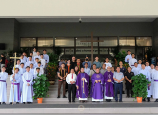 Handover of Perjalanan Salib from St Ann’s Parish, Kota Padawan to St Stephen Bau