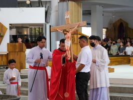 Good Friday: Archbishop Simon Poh Calls Faithful to Become ‘Bearers of Mercy’ in a Wounded World
