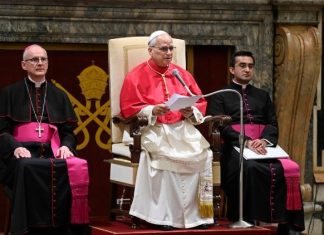 Pope urges new ambassadors to contribute to ‘greatly-needed peace’