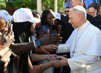 Day one in Spain: Pope challenges youth to change history with love