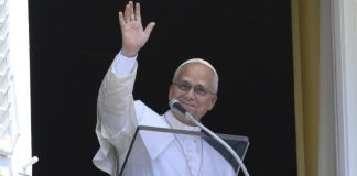 Pope: Even in our darkest moments, Jesus does not abandon us