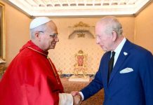 For first time in 500 years, pope and king of England bestow religious titles on each other