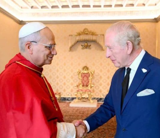For first time in 500 years, pope and king of England bestow religious titles on each other