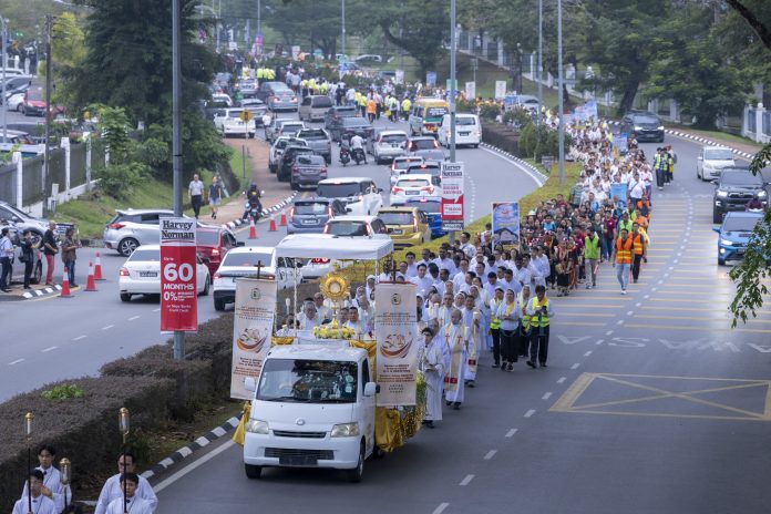 kch-191026-gp-procession-p1